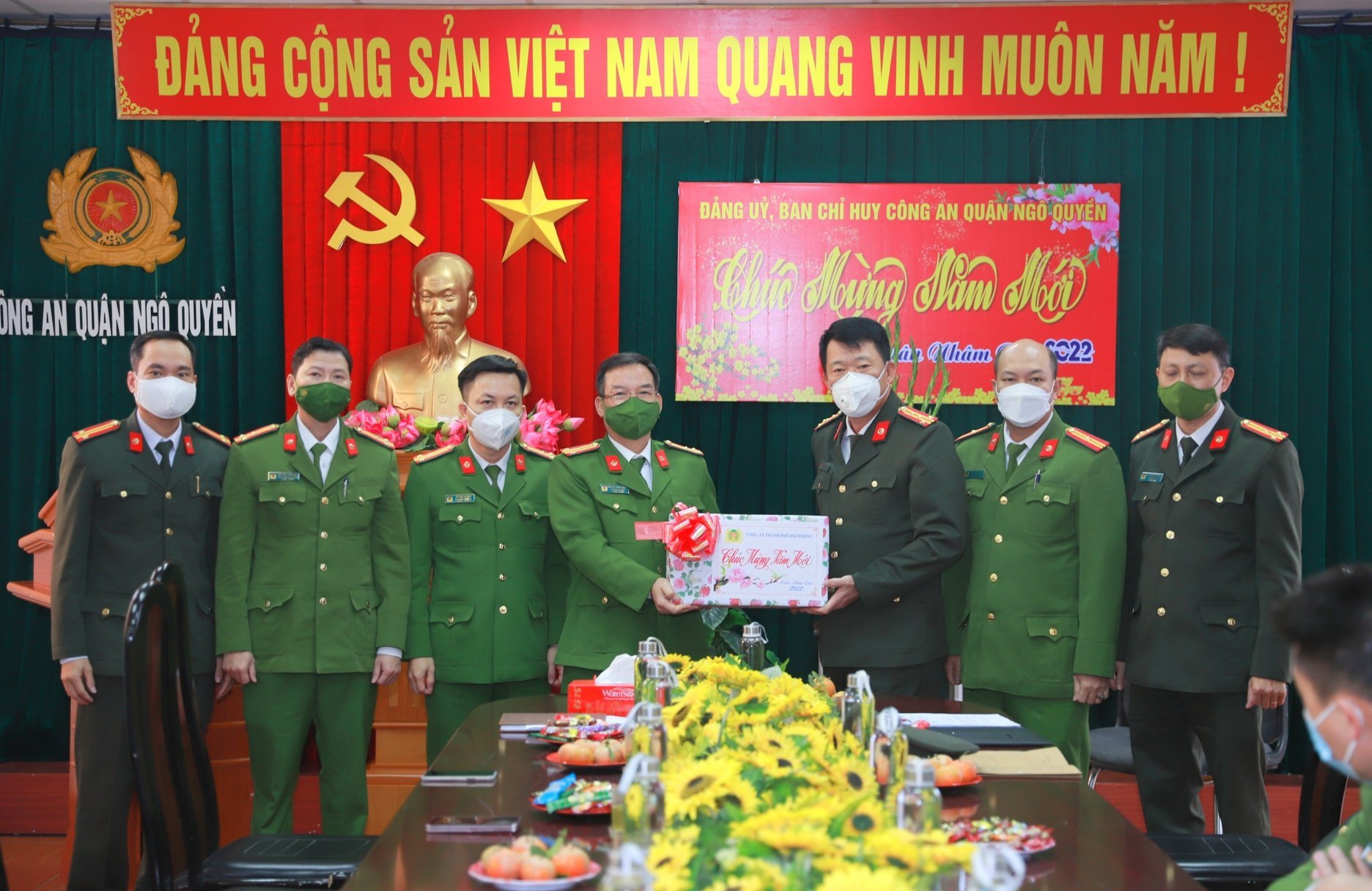 Lãnh đạo Công an thành phố thăm, tặng quà nhân dịp tết Nhâm Dần